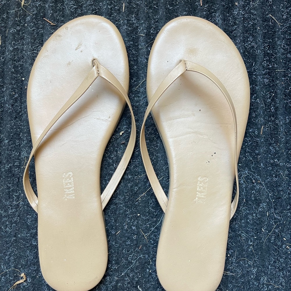 Size 7 nude tkees flip flops
